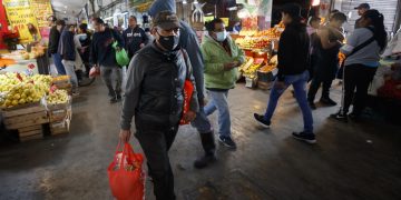 Ciudadanos abarrotan la Central de Abasto por cena navideña