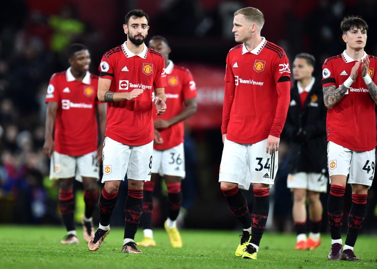 Manchester (United Kingdom), 27/12/2022.- Bruno Fernandes (L) of Manchester United and teammates applaud fans after the English Premier League soccer match between Manchester United and Nottingham Forest in Manchester, Britain, 27 December 2022. (Reino Unido) EFE/EPA/Peter Powell EDITORIAL USE ONLY. No use with unauthorized audio, video, data, fixture lists, club/league logos or 'live' services. Online in-match use limited to 120 images, no video emulation. No use in betting, games or single club/league/player publications