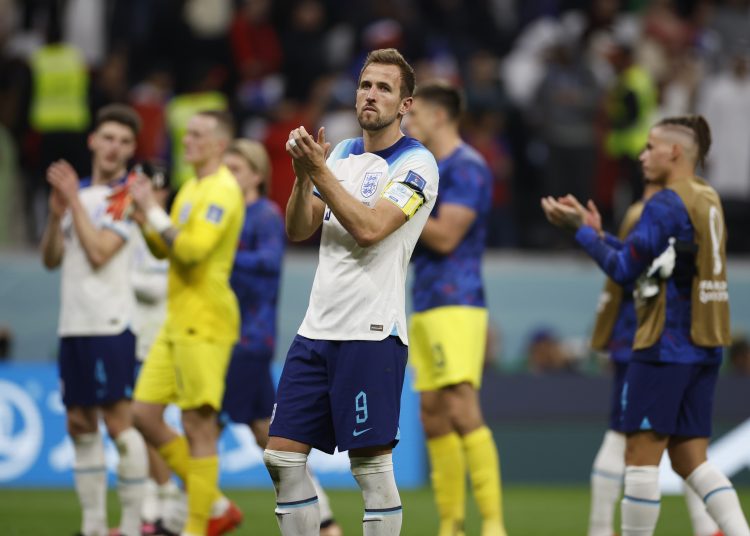 . JOR (CATAR), 10/12/2022.- Harry Kane (c) de Inglaterra reacciona hoy, al final de un partido de los cuartos de final del Mundial de Fútbol Qatar 2022 entre Inglaterra y Francia en el estadio Al Bait en Jor (Catar). EFE/ Alberto Estevez