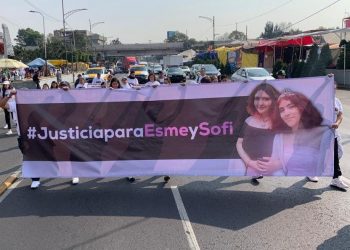 Esto es lo que exige la mamá de jóvenes que cayeron a coladera