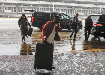 Gran tormenta deja a miles de personas sin luz y sin poder volar en EU