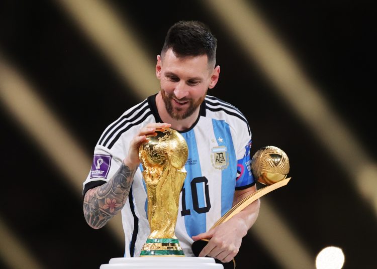 Lusail (Qatar), 18/12/2022.- Lionel Messi of Argentina touches the World Cup trophy as he passes it after winning the golden ball award during the awards ceremony after the FIFA World Cup 2022 Final between Argentina and France at Lusail stadium, Lusail, Qatar, 18 December 2022. (Mundial de Fútbol, Francia, Estados Unidos, Catar) EFE/EPA/Friedemann Vogel