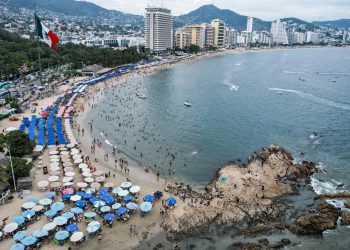 Mexicanos y turistas abarrotan las playas para Año Nuevo