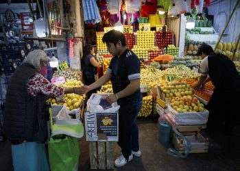 Ciudadanos abarrotan la Central de Abasto por cena navideña