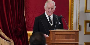 El Palacio de Bukingham adaptará el tamaño de la corona para Carlos III