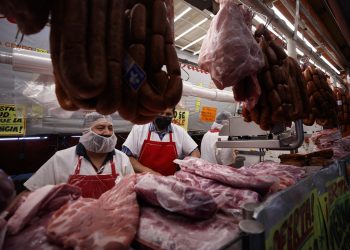 Ciudadanos abarrotan la Central de Abasto por cena navideña