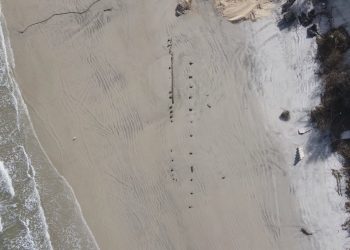 Arqueólogos estudian un misterioso objeto aparecido en una playa