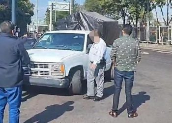 Elemento de seguridad universitaria es lesionado, tras ser arrollado por una camioneta