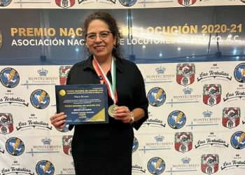 Otorgan la Medalla Teodoro Rentería a Mara Rivera