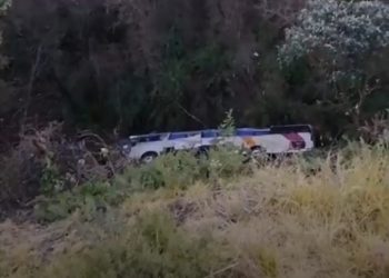 Un muerto y 16 lesionados deja volcadura de autobús en la México- Puebla
