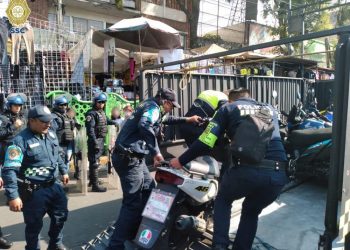 Policías realizan operativo de recuperación de vialidades en la zona Centro de la CDMX