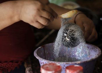 VIDEO: Esferas artesanales marcan la magia navideña