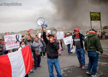 Manifestantes ingresan al Aeropuerto Internacional de Arequipa en Perú