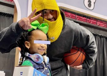 Bad Bunny entrega regalos a niños