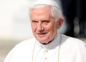 Benedicto XVI sigue estable y ha pasado la noche asistido por los médicos