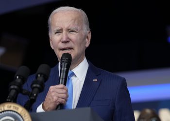 Biden llama a prohibir las armas de asalto en aniversario de masacre en EU