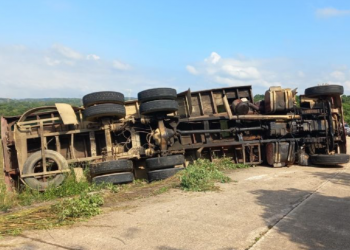 Dos migrantes muertos y varios heridos dejó volcadura de camión en Veracruz