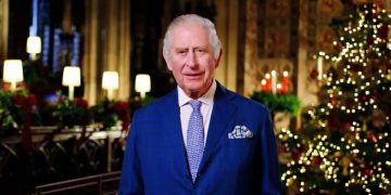 Carlos III rinde tributo a la fe de Isabel II en su mensaje de Navidad