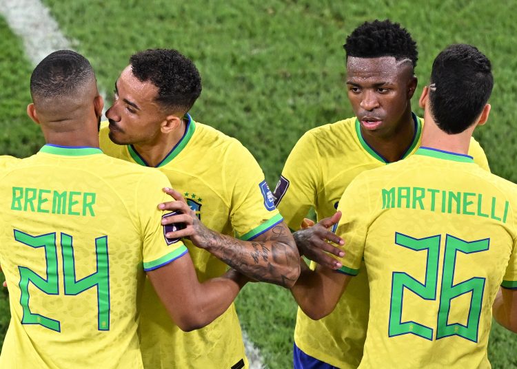 Doha (Qatar), 05/12/2022.- Vinicius Junior (2-R) and Danilo (2-L) of Brazil are substituted by their teammates Gabriel Martinelli (R) and Bremer (L) during the FIFA World Cup 2022 round of 16 soccer match between Brazil and South Korea at Stadium 974 in Doha, Qatar, 05 December 2022. (Mundial de Fútbol, Brasil, Corea del Sur, Catar) EFE/EPA/Noushad Thekkayil