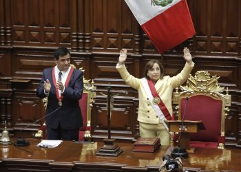 Dina Boluarte rinde protesta como primera presidenta de Perú