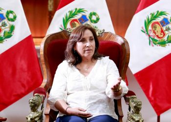 La presidenta de Perú plantea adelantar elecciones a diciembre de 2023