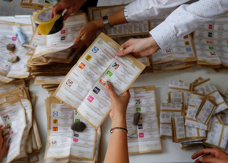 Fotografía de archivo fechada el 6 de junio de 2021, donde se observa el conteo de votos en una casilla electoral en la ciudad de Guadalajara, estado de Jalisco (México). EFE/ Francisco Guasco