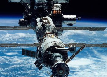 Caminata espacial es pospuesta por residuos de cohete ruso