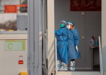 La OMS se reúne con funcionarios chinos para tratar ola de COVID-19