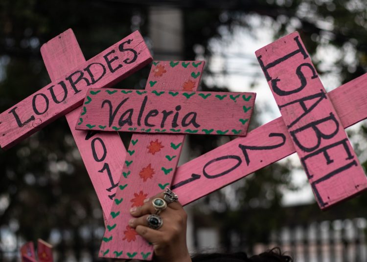 CHIMALHUACÁN, ESTADO DE MÉXICO, 02JULIO2021.- Diana Velázquez Florencio, de 24 años salió de su casa un 2 de julio de 2017 para realizar una llamada y jamás regreso. Su cuerpo fue encontrado a unas cuadras de la Plaza Chimalhuacán con signos de violencia. Desde entonces su madre Lidia Florencia trabaja y lucha para que la justicia y verdad llegue para Diana. Hoy, madres de víctimas de feminicidio, familiares de Diana y colectivas feministas del Estado de México, realizaron una protesta pacifica por el cumplimiento de 4 años de feminicidio de la joven. El contingente partió del Centro de justicia de Chimalhucán hacía donde se encuentra el mural de Diana.
FOTO: ANDREA MURCIA /CUARTOSCURO.COM