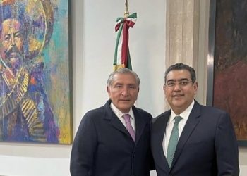 Se reúne secretario de Gobernación con gobernador de Puebla, Sergio Salomón Céspedes