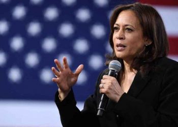 Texas envía autobuses con migrantes a la casa de Kamala Harris