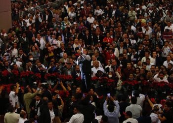 Toma protesta Ebrard a representantes de 300 distritos que lo apoyarán en encuesta interna de Morena para definir candidato presidencial