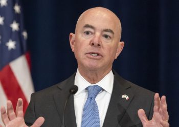 Mayorkas defiende su política migratoria ante un posible juicio político