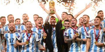 Messi levanta al cielo la Copa del Mundo