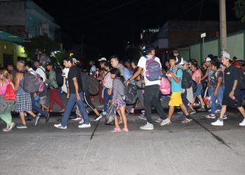Autoridades migratorias dispersan caravana de migrantes en Chiapas