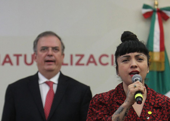 Mon Laferte ya es mexicana y entonó himno nacional, aquí el video