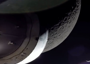 La nave Orión vuelve a acercarse a la Luna en su viaje de vuelta a la Tierra