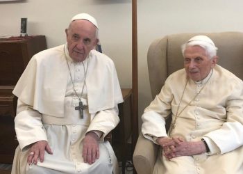 Papa Francisco pide una oración para Benedicto XVI al encontrarse muy enfermo