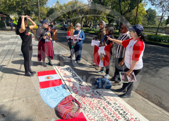 Ciudadanos peruanos se manifiestan en la embajada de su país