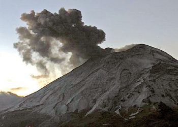 Explosión del Popocatépetl cimbra a Puebla