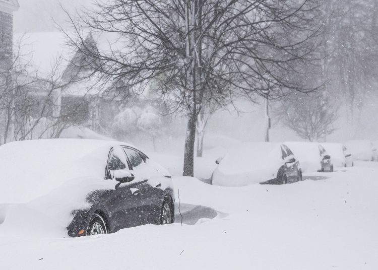 Buffalo (United States), 24/12/2022.- Cars covered in snow as a large winter storm, which is affecting large portions of the United States, continues to hit Buffalo, New York, USA, 24 December 2022. Much of the United States is currently experiencing some sort of winter weather as result of the large storm which was generated by a bomb cyclone, the meteorological phenomenon when the atmospheric pressure quickly drops in a strong storm. (Estados Unidos, Búfalo, Nueva York) EFE/EPA/JALEN WRIGHT