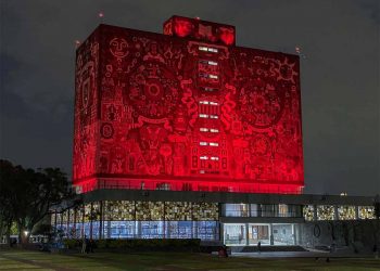 ¿Viste que los edificios y monumentos en CDMX se iluminaron de rojo?  Te contamos la razón