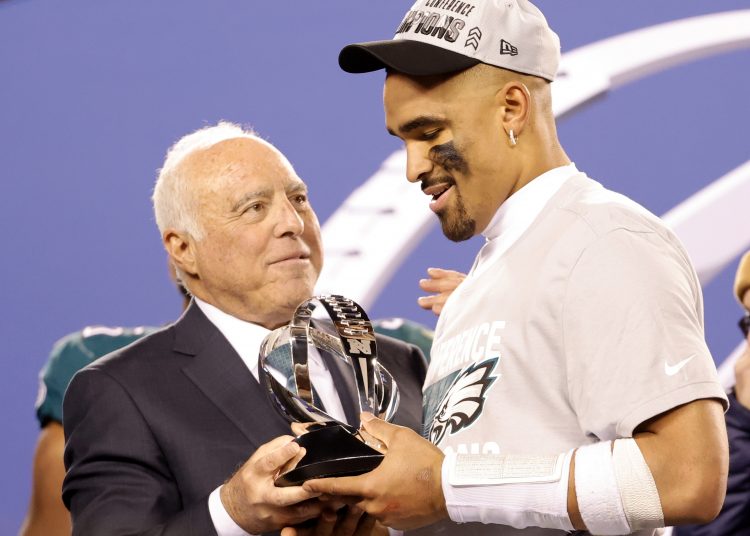 Philadelphia (United States), 29/01/2023.- Philadelphia Eagles owner Jeff Lurie (L) hands the NFC trophy to Philadelphia Eagles quarterback Jalen Hurts after the Eagles defeated the San Francisco 49ers during the NFC Championship NFL football game between the Philadelphia Eagles and the San Francisco 49ers at Lincoln Financial Field in Philadelphia, Pennsylvania, USA, 29 January 2023. The winner will go on to face either the Kansas City Chiefs or the Cincinnati Bengals in Super Bowl LVII on 12 February, 2023 in Glendale, Arizona. (Estados Unidos, Filadelfia) EFE/EPA/JASON SZENES