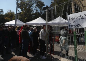 Familiares esperan informes médicos tras accidente en la Línea 3