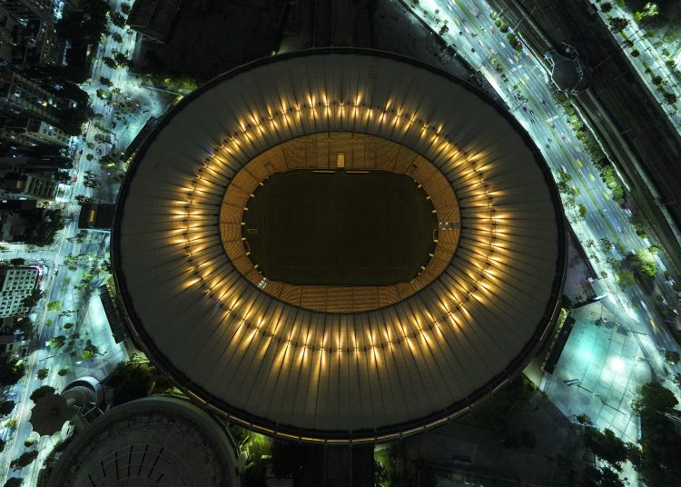 AME3196. RÍO DE JANEIRO (BRASIL), 29/12/2022.- Fotografía de dron que muestra el estadio de Maracanã iluminado con los colores dorados en homenaje a Pelé hoy, en Río de Janeiro (Brasil). El brasileño Edson Arantes do Nascimento 'Pelé', considerado por muchos el mejor futbolista de todos los tiempos, murió este jueves a los 82 años, debido a las complicaciones del cáncer que padecía. EFE/ Antonio Lacerda