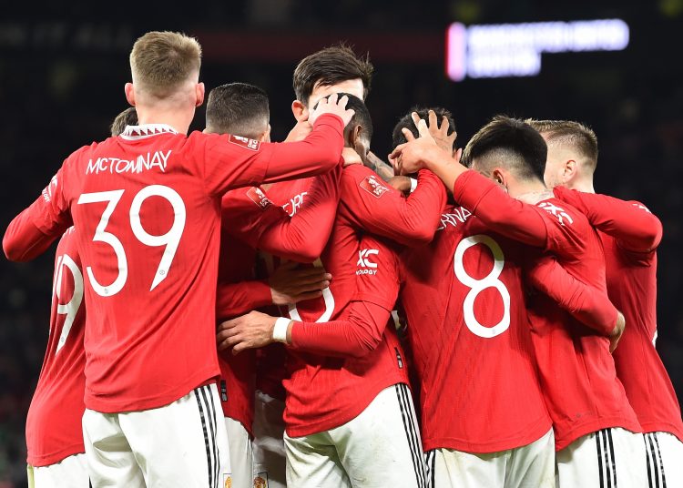 Manchester (United Kingdom), 06/01/2023.- Manchester United's Marcus Rashford (C), assisted by his teammates, reacts after scoring for 3-1 against Everton during the FA Cup third round match between Manchester United and Everton in Manchester, Britain, 06 January 2023. (Reino Unido) EFE/EPA/Peter Powell EDITORIAL USE ONLY. No use with unauthorized audio, video, data, fixture lists, club/league logos or 'live' services. Online in-match use limited to 120 images, no video emulation. No use in betting, games or single club/league/player publications