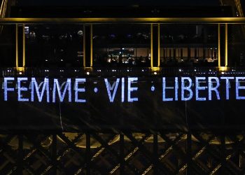 La Torre Eiffel luce el eslogan de protestas de mujeres iraníes