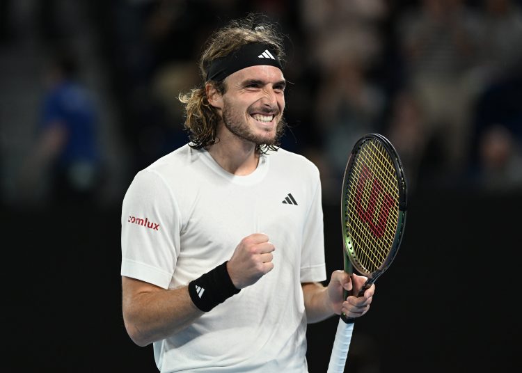 Melbourne (Australia), 24/01/2023.- Stefanos Tsitsipas of Greece celebrates winning his quarter final match against Jiri Lehecka of the Czech Republic at the Australian Open tennis tournament in Melbourne, Australia 24 January 2023. (Tenis, Abierto, República Checa, Grecia) EFE/EPA/LUKAS COCH AUSTRALIA AND NEW ZEALAND OUT