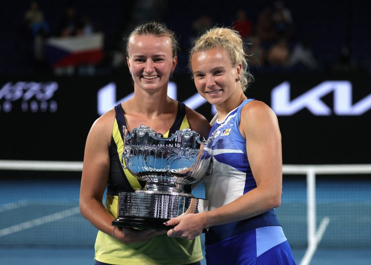 Melbourne (Australia), 29/01/2023.- Barbora Krejcikova (L) and Katerina Siniakova of Czech Republic pose for photos with the trophy after winning the Women's Doubles final against Shuko Aoyama and Ena Shibahara of Japan at the Australian Open tennis tournament in Melbourne, Australia, 29 January 2023. (Tenis, Abierto, República Checa, Japón) EFE/EPA/FAZRY ISMAIL