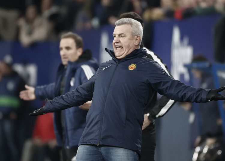 PAMPLONA (ESPAÑA), 14/01/2023.- El entrenador del RCD Mallorca, Javier Aguirre, reacciona durante el partido que enfrenta al CA Osasuna y al RCD Mallorca, y que se disputa este sábado en el estadio El Sadar de Pamplona, (Navarra). EFE/ Jesus Diges